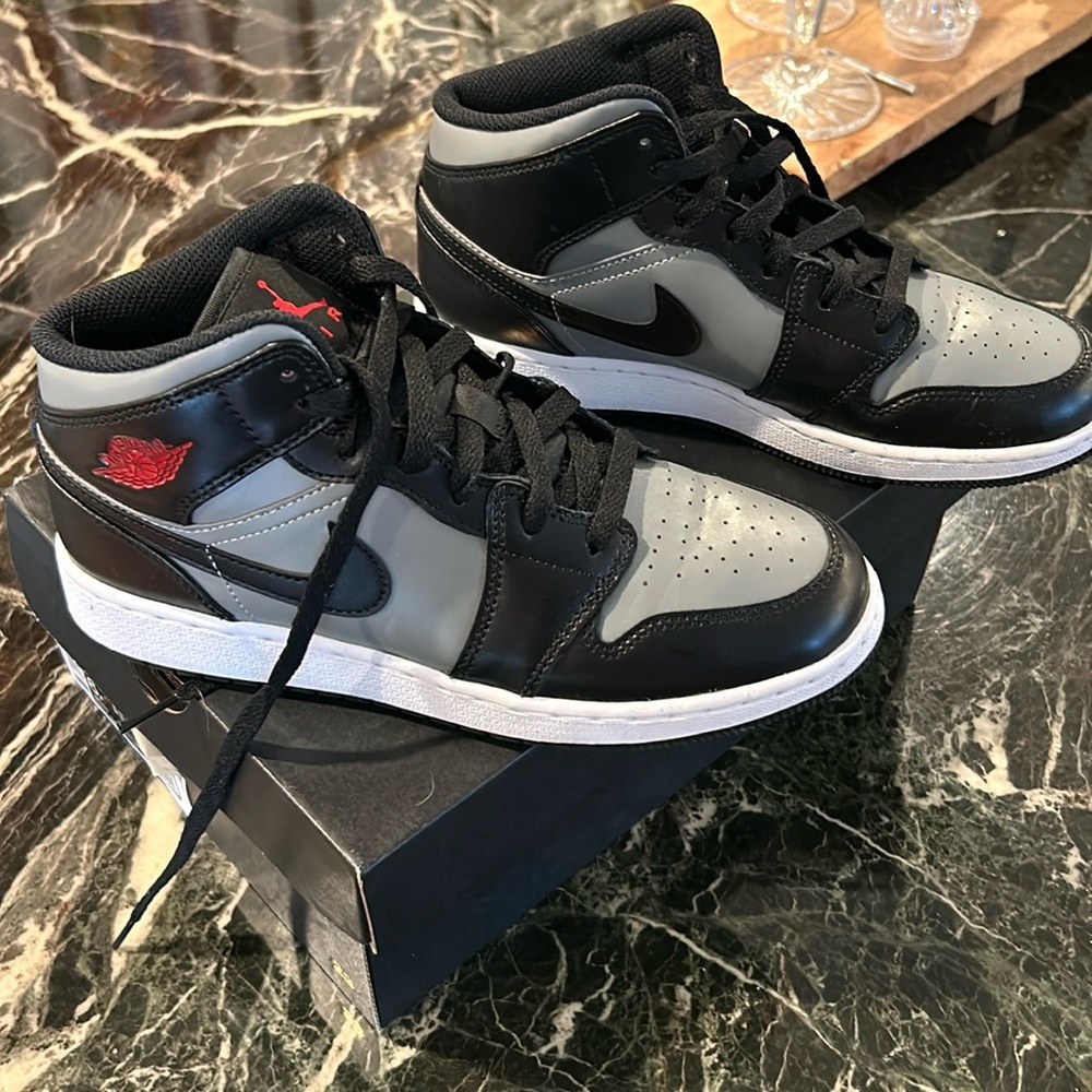 Nike Air Jordan 1 in mid black / grey